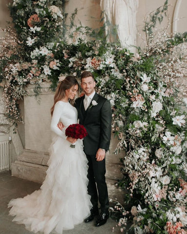 Elegante vestido de novia sin mangas con abertura