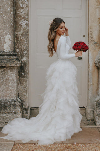 Elegante vestido de novia sin mangas con abertura