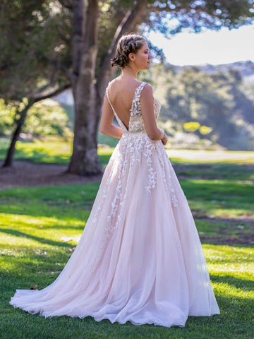 Vestido de graduación con escote en V, apliques de encaje y tul con cola de barrido