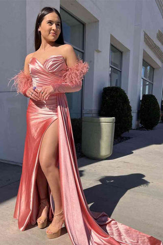 Vestido rojo de gala plisado con escote corazón y mangas desmontables