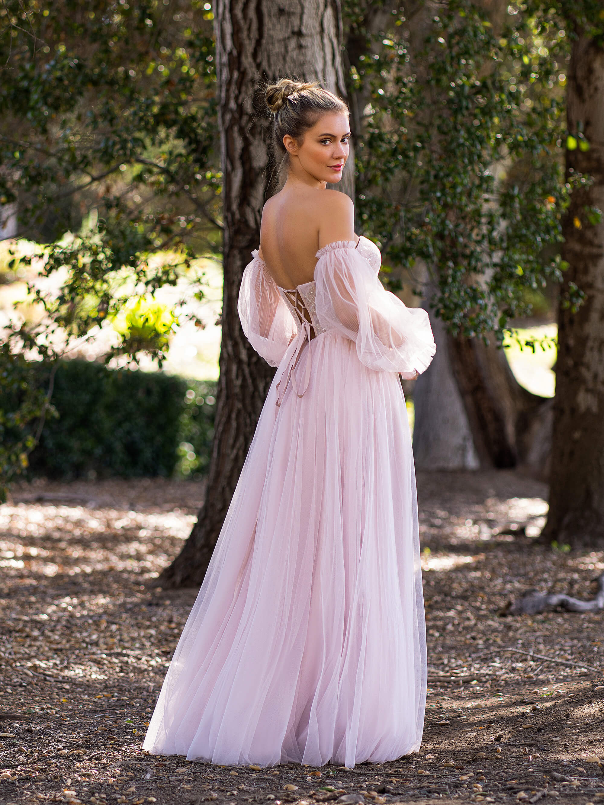 Vestido de fiesta de tul hasta el suelo, corte en A, con corsé, hombros descubiertos y aplicaciones de encaje.
