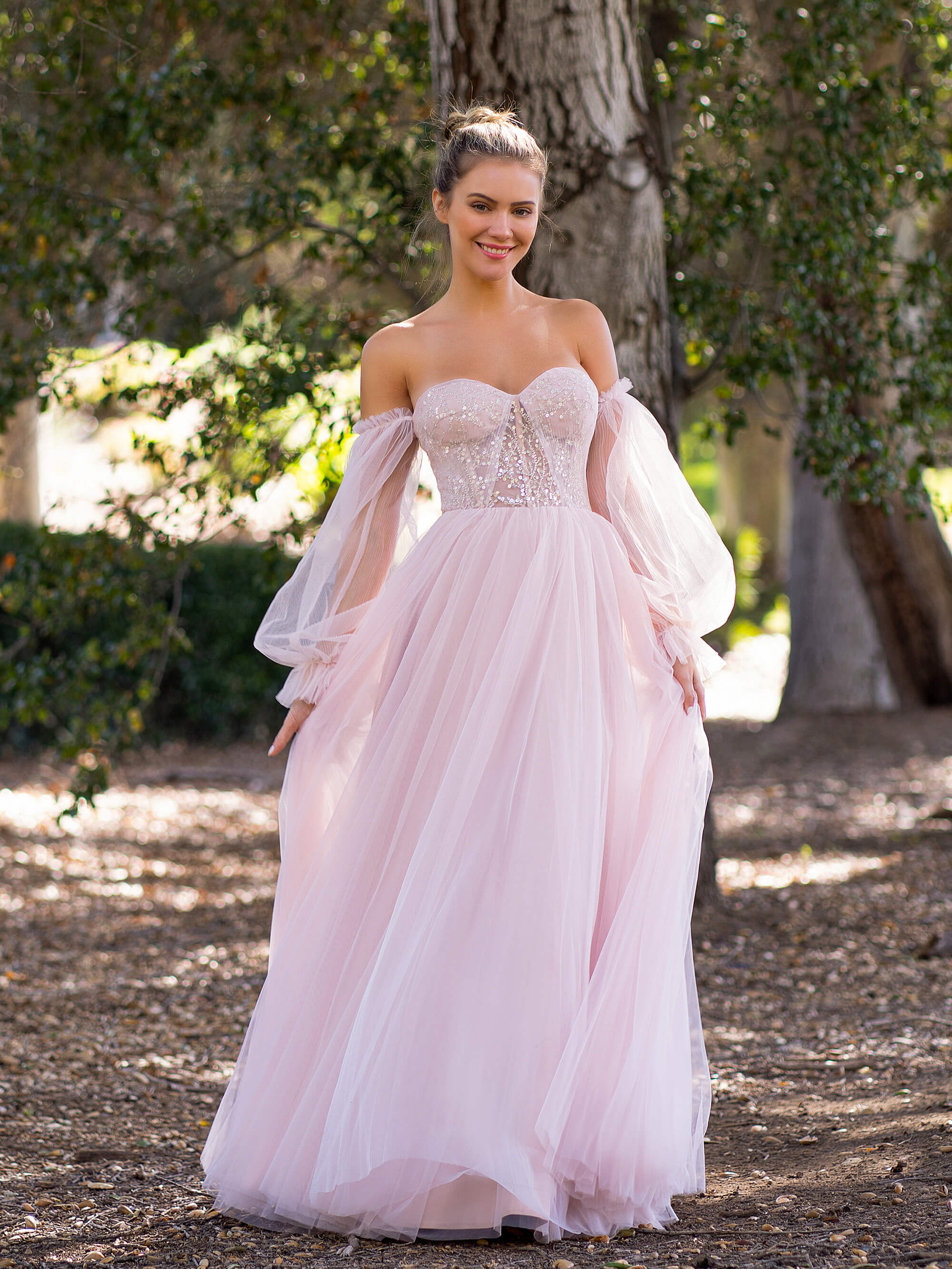 Vestido de fiesta de tul hasta el suelo, corte en A, con corsé, hombros descubiertos y aplicaciones de encaje.