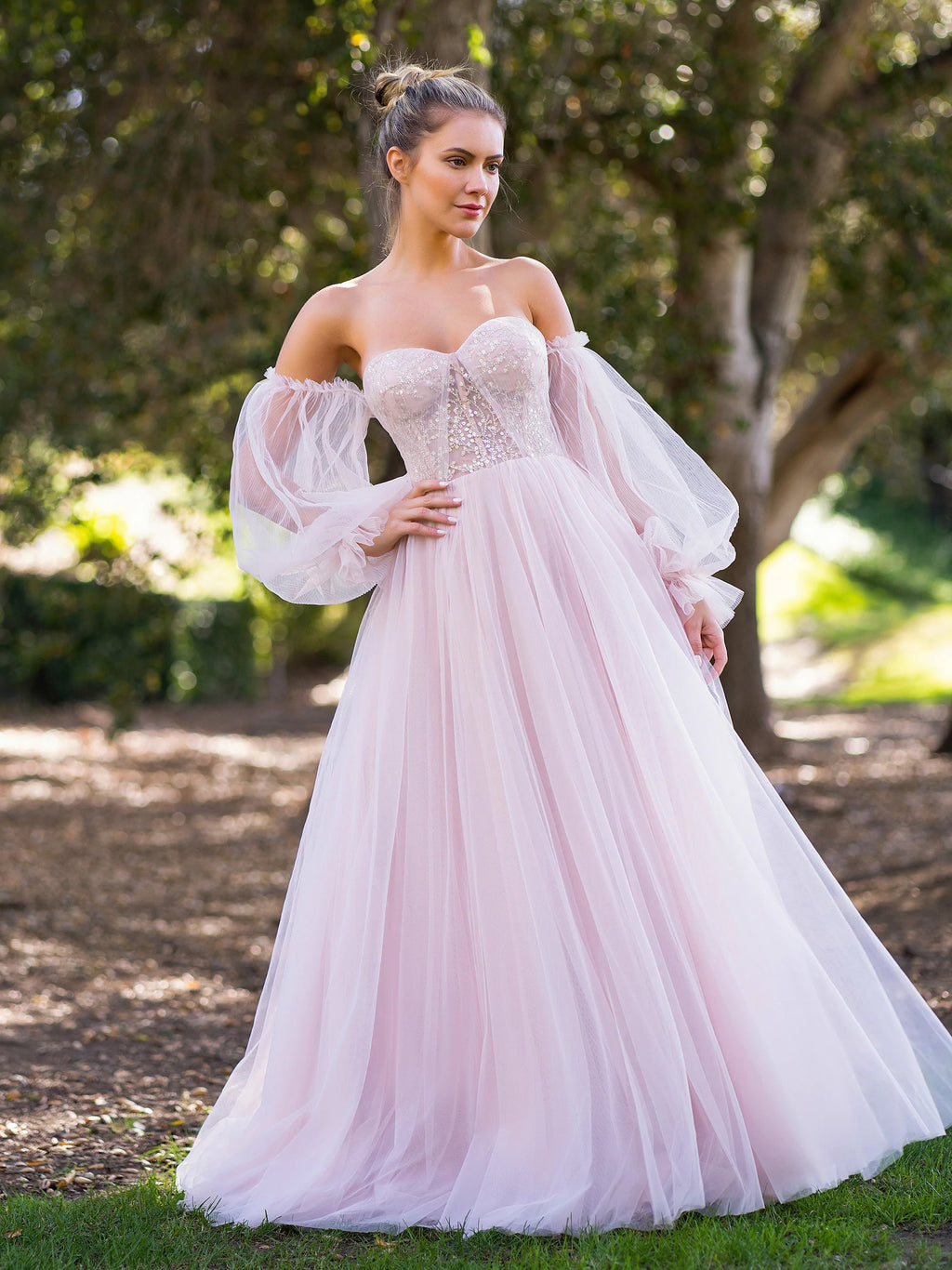 Vestido de fiesta de tul hasta el suelo, corte en A, con corsé, hombros descubiertos y aplicaciones de encaje.