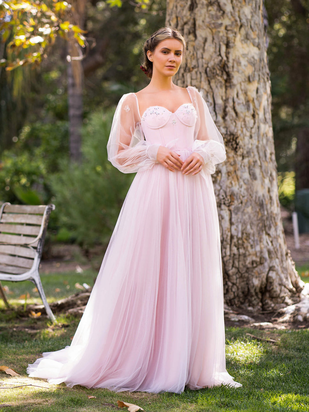 Robe de bal longue en tulle à manches bouffantes et corset