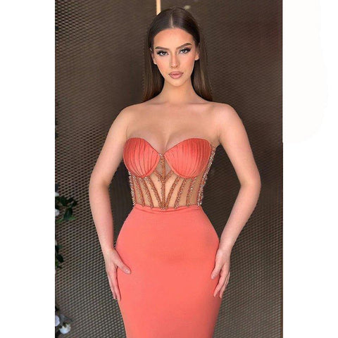 Vestido de fiesta de alta costura con hombros descubiertos, sin mangas y con pedrería