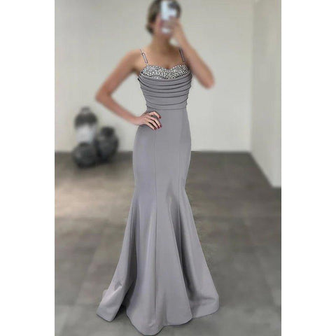 Vestido de fiesta de alta costura con tirantes finos, corte trompeta y escote corazón, con pedrería