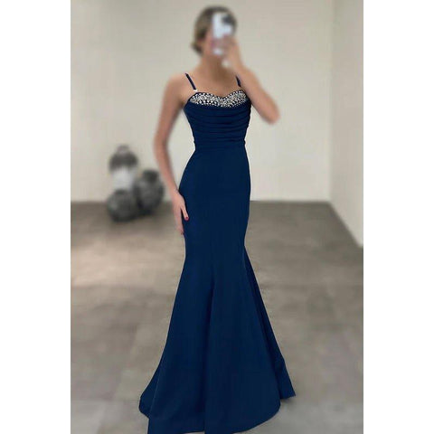 Vestido de fiesta de alta costura con tirantes finos, corte trompeta y escote corazón, con pedrería