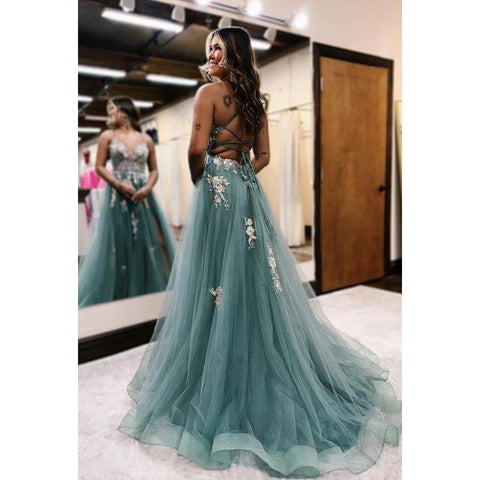 Vestido de fiesta de tul con escote en V, corte A, tirantes cruzados y apliques, de alta costura y ornamentado.