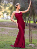 Robe sirène bordeaux en satin, longue bretelle spaghetti, col bénitier et dos nu