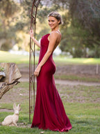 Robe sirène bordeaux en satin, longue bretelle spaghetti, col bénitier et dos nu