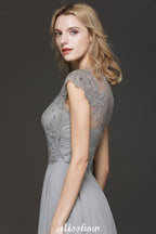 Robe de soirée maxi dos nu à encolure cœur et fente latérale ornée de cristaux, coupe trapèze, idéale pour un mariage ou une fête.