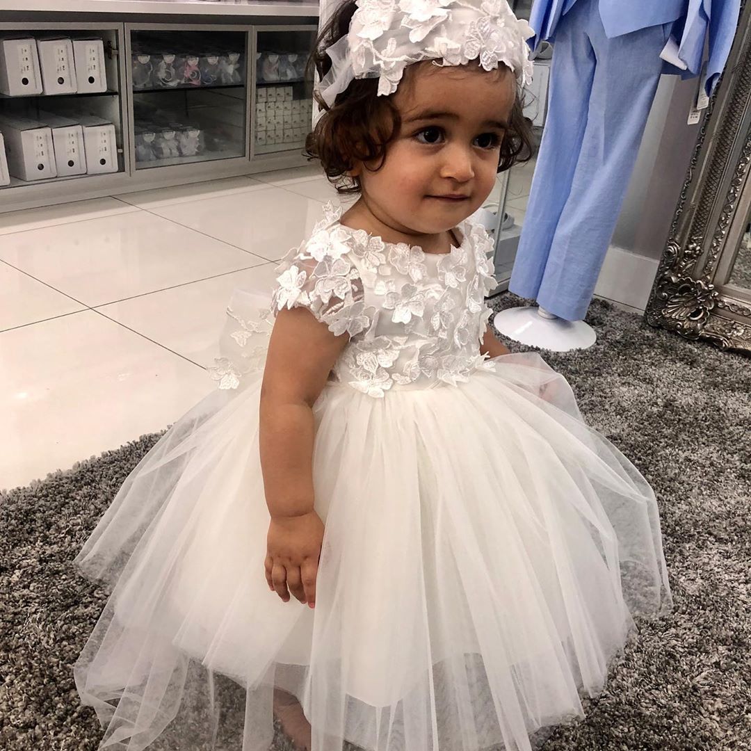 Lindo vestido de niña de las flores de corte A, escote barco, manga corta, apliques de encaje, perlas y tul con lazo.