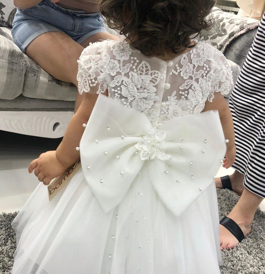 Robe de demoiselle d'honneur mignonne, coupe trapèze, manches courtes, ornée d'appliqués de dentelle, de perles et de tulle, avec un nœud papillon.