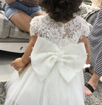 Robe de demoiselle d'honneur mignonne, coupe trapèze, manches courtes, ornée d'appliqués de dentelle, de perles et de tulle, avec un nœud papillon.