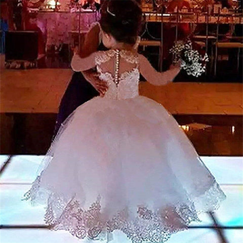 Lindo vestido de niña de las flores de tul con mangas largas y apliques de encaje, estilo gala.