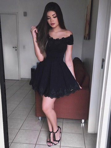Lindos vestidos cortos negros de encaje con hombros descubiertos y corte en A para baile de graduación o fiesta de bienvenida