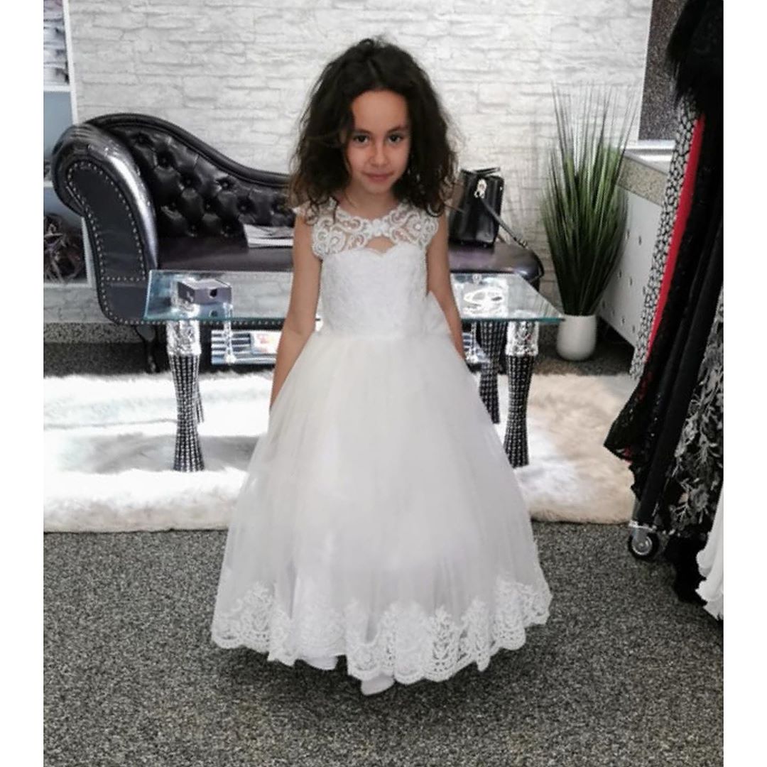 Lindo vestido largo de niña de las flores con escote barco, apliques de encaje y cola de perlas