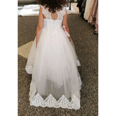 Lindo vestido largo de niña de las flores con escote barco, apliques de encaje y cola de perlas