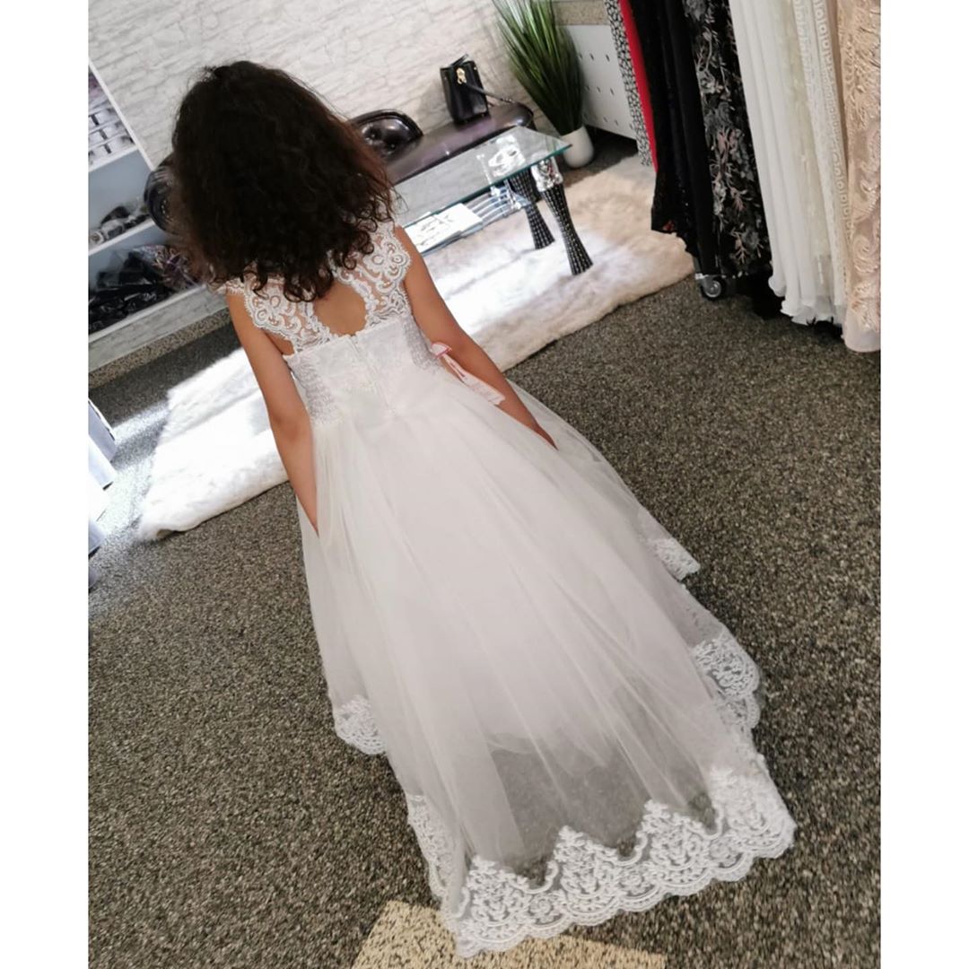 Lindo vestido largo de niña de las flores con escote barco, apliques de encaje y cola de perlas