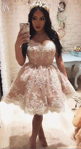 Lindo vestido corto rosa de encaje con hombros descubiertos y corte en A para baile de bienvenida