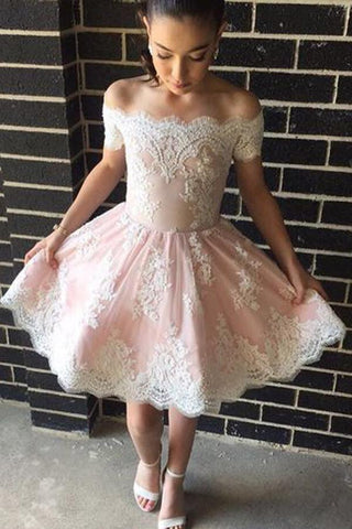 Lindo vestido corto rosa de encaje con hombros descubiertos y corte en A para baile de bienvenida