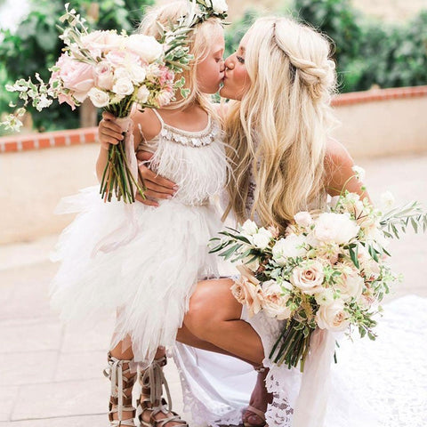 Adorables robes courtes trapèze à fines bretelles ornées de plumes pour demoiselles d'honneur