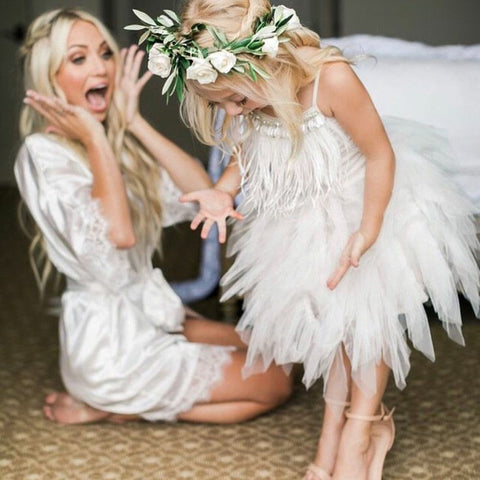 Adorables robes courtes trapèze à fines bretelles ornées de plumes pour demoiselles d'honneur