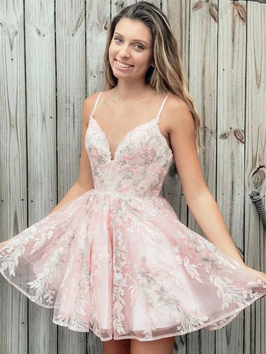 Robes de bal courtes mignonnes à col en V et appliques en dentelle, style trapèze, parfaites pour les fêtes de fin d'année.