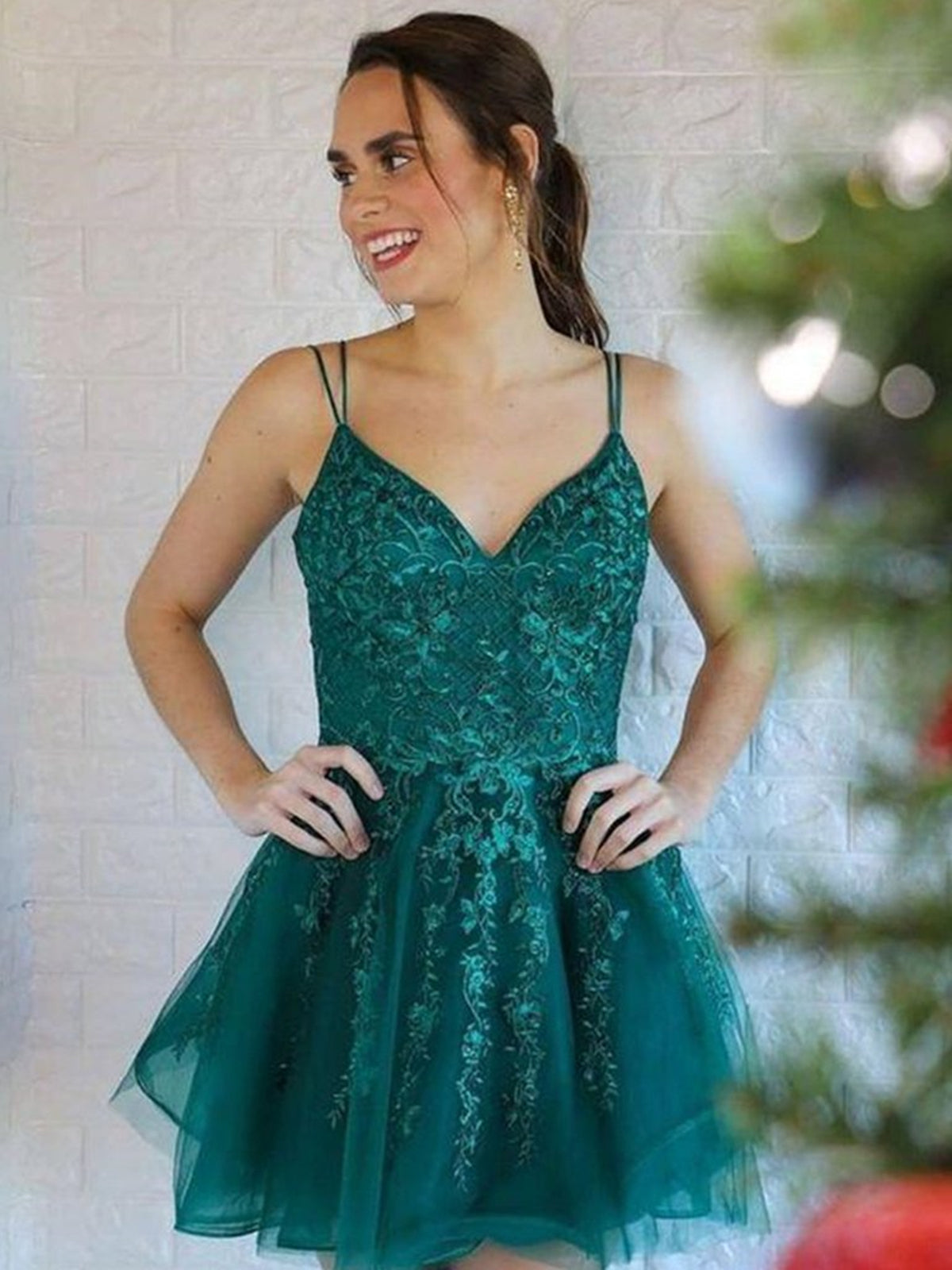Robes de bal courtes mignonnes en tulle et dentelle à col en V et coupe trapèze