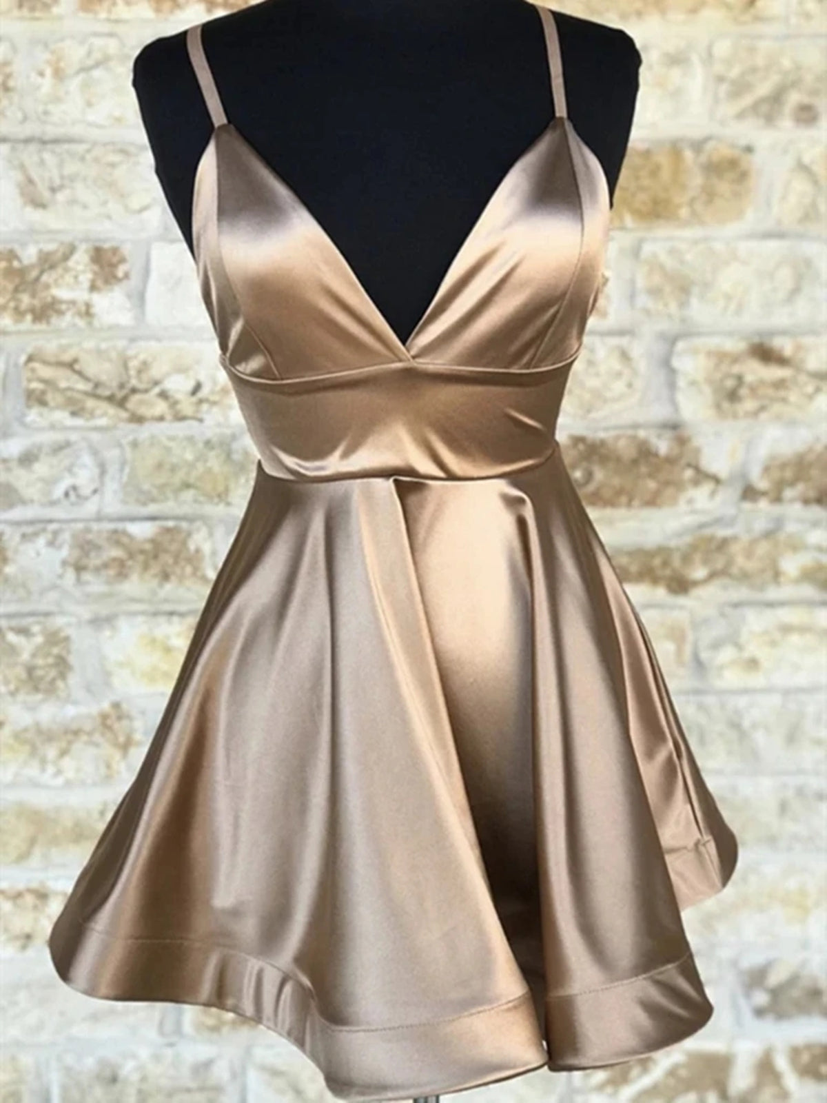 Robes de bal courtes et mignonnes en satin à col en V et coupe trapèze
