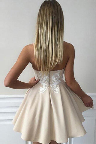Lindo vestido corto de fiesta con apliques de encaje y escote corazón, ideal para baile de bienvenida (PG171)