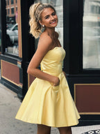 Robe de bal courte jaune en satin, coupe trapèze, sans bretelles, avec poches