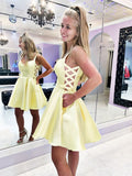 Robe de bal courte jaune en satin, coupe trapèze, col en V et poches