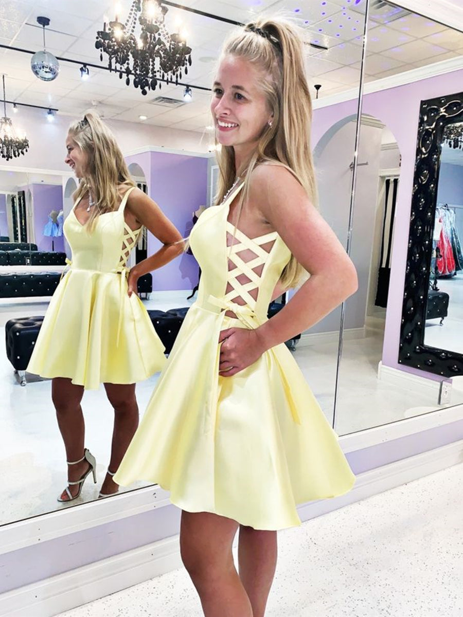 Robe de bal courte jaune en satin, coupe trapèze, col en V et poches