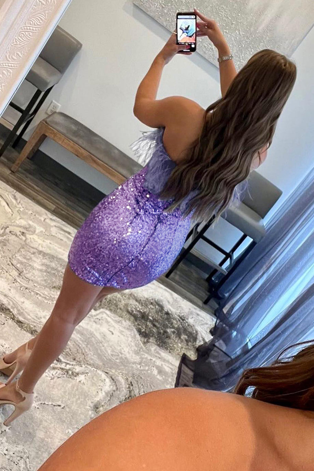 Vestido corto de fiesta azul sin tirantes con lentejuelas y plumas