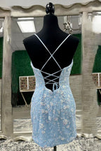 Robe de bal courte bleu clair moulante à fines bretelles et perles