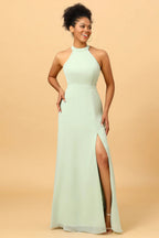 Vestido largo de dama de honor color verde salvia con escote halter y corte en A, espalda descubierta