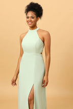 Vestido largo de dama de honor color verde salvia con escote halter y corte en A, espalda descubierta