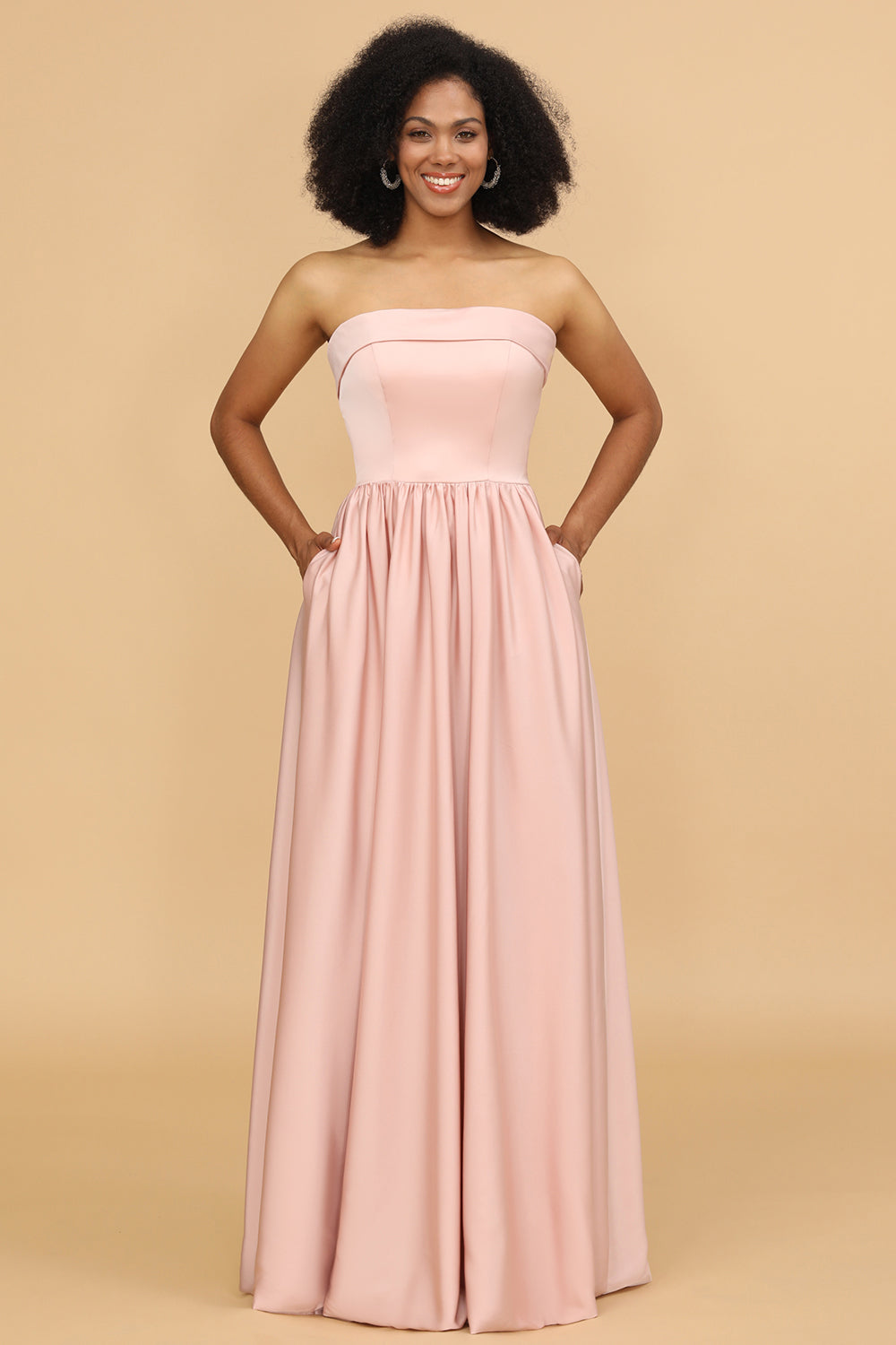 Vestido largo de dama de honor de satén rosa pálido sin tirantes, corte en A