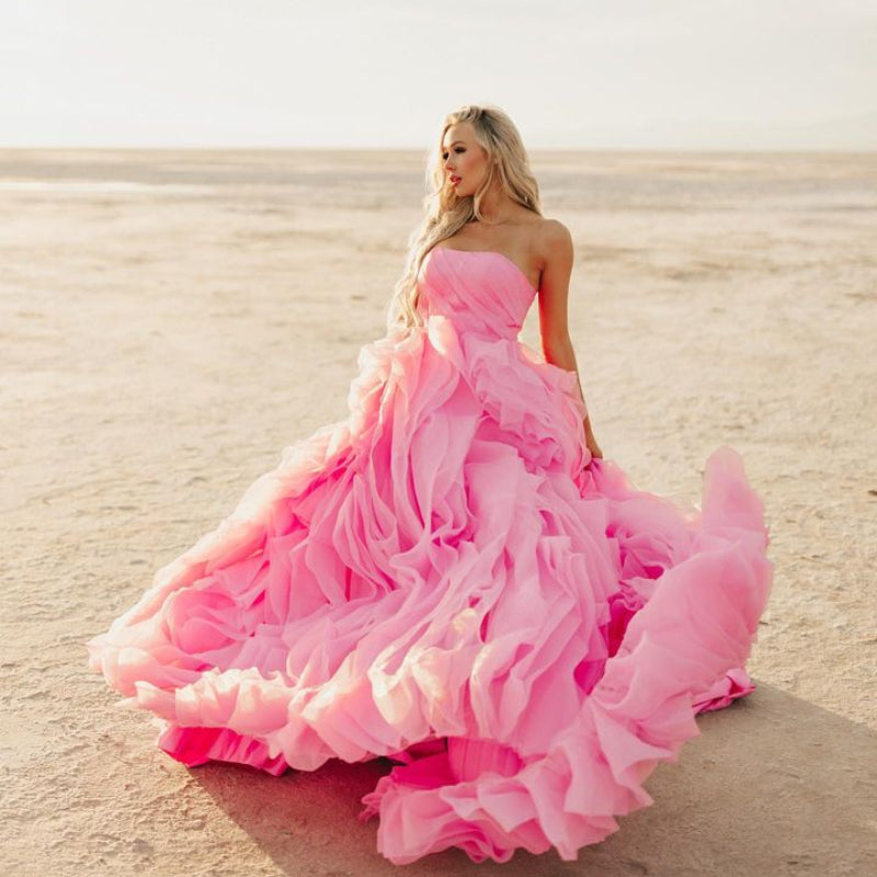 Robe de bal longue bustier rose élégant à volants et pétales, robe de mariée bohème pour séance photo de grossesse ou de plage