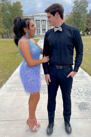 Robe courte asymétrique bleue à sequins et plumes. Élégante robe de bal à une épaule avec plumes.