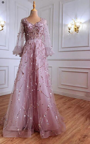 Robe de bal dorée à manches longues et col en V ornée d'appliques de sequins