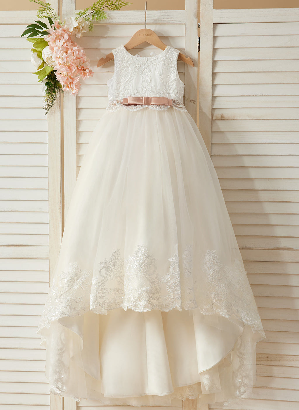 Vestido de niña de las flores color marfil, estilo princesa, con cola de tul y corte de baile. 