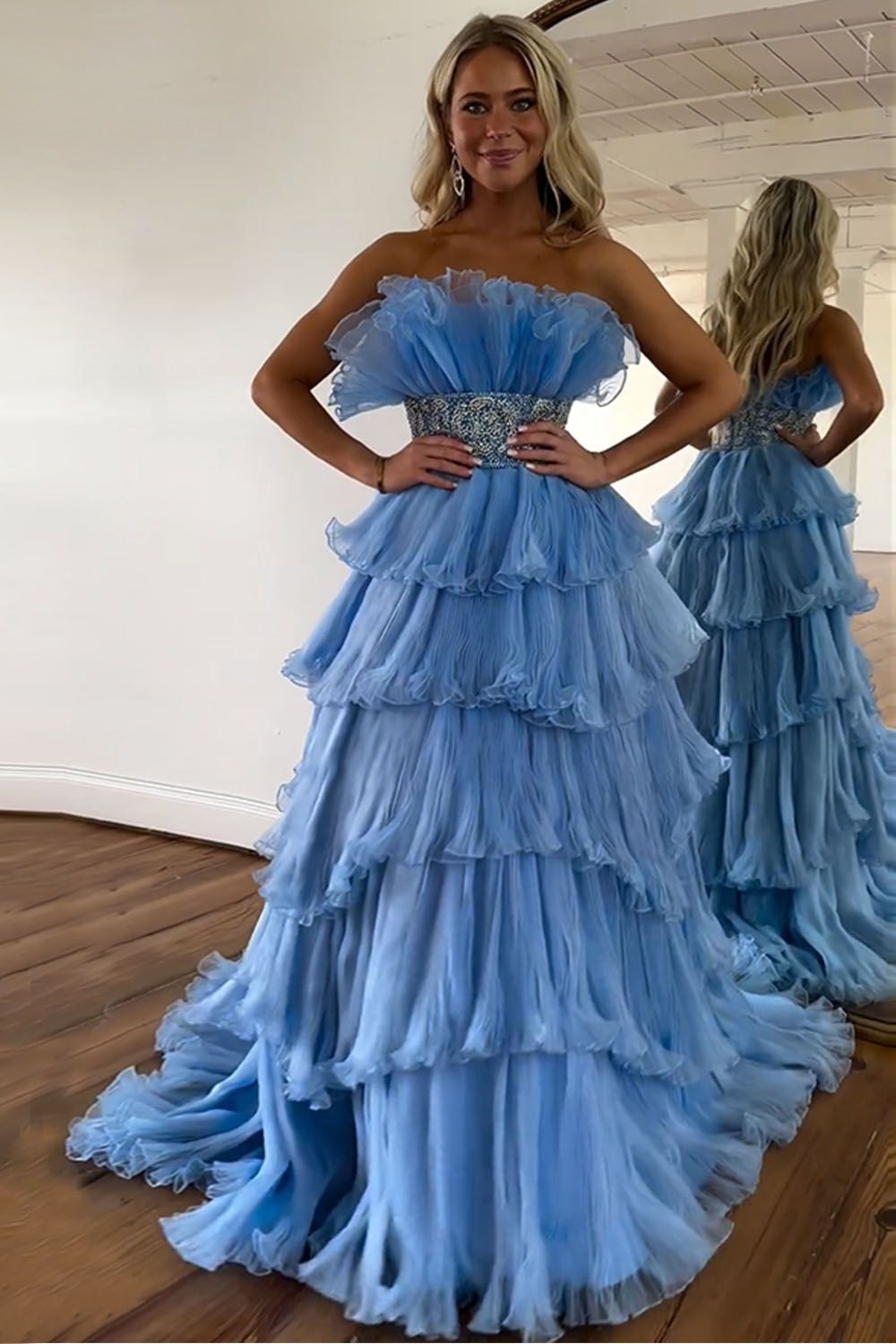 Robe de bal longue bleue tendance, sans bretelles, coupe trapèze, ornée de perles