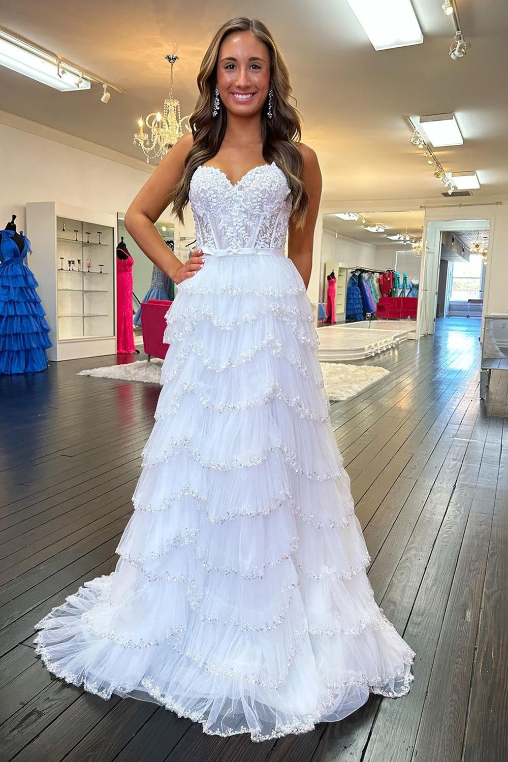 Robe de bal blanche à bretelles spaghetti, coupe princesse, corset et appliques à volants
