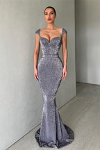 Vestido largo de fiesta estilo sirena con escote corazón y hombros descubiertos, adornado con lentejuelas.