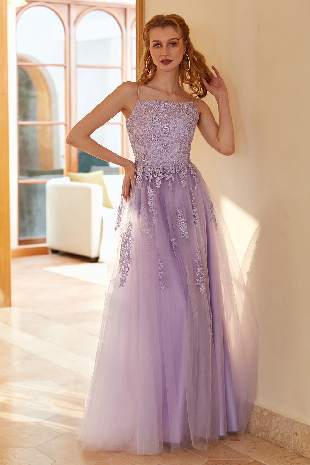 Robe de bal longue violet clair, coupe trapèze, bretelles spaghetti et appliques charmantes