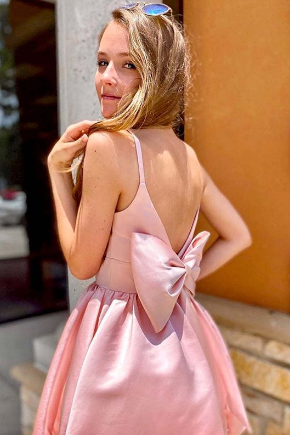 Robe courte rose mignonne à bretelles spaghetti et coupe trapèze, idéale pour les bals de fin d'année.