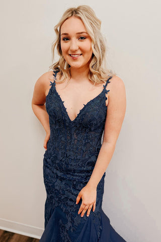 Vestido de fiesta de sirena con tirantes finos y apliques