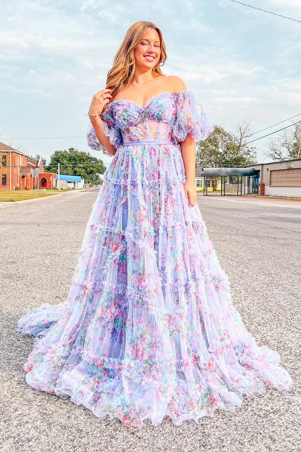 Magnifique robe de bal bustier rose à imprimé floral, coupe trapèze, épaules dénudées et traîne.